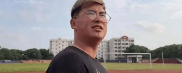 冠军选手退役后干起搬运工