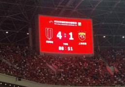 榜(bǎng)首(shǒu)大戰(zhàn)，勝(shèng)！成都蓉城登(dēng)頂(dǐng)