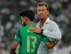 沙特换帅！曼(màn)奇尼(ní)下(xià)课，老将回归！