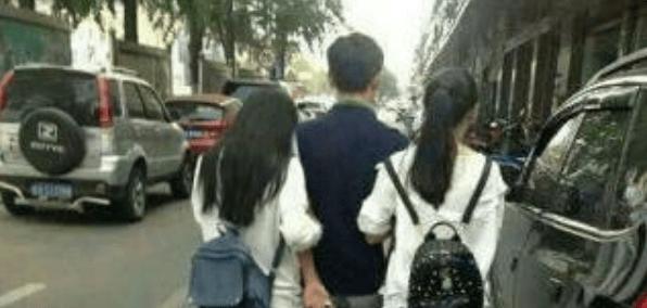 聚焦瞬间！众人圍(wéi)觀(guān)，尴尬搞笑场面引笑料不断