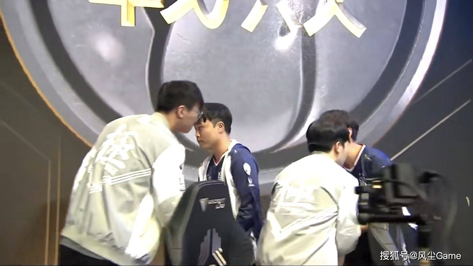 LOL传奇(qí)中单官宣退役！連(lián)續(xù)8年(nián)进世界赛，巔(diān)峰(fēng)期把IG打到解散