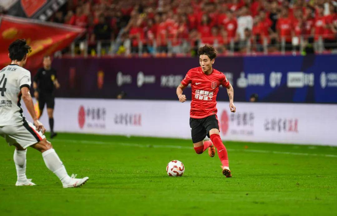 榜(bǎng)首(shǒu)大戰(zhàn)，勝(shèng)！成都蓉城登(dēng)頂(dǐng)