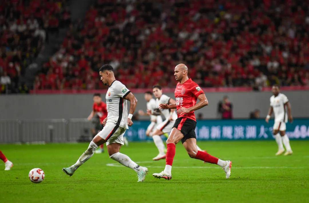 榜(bǎng)首(shǒu)大戰(zhàn)，勝(shèng)！成都蓉城登(dēng)頂(dǐng)