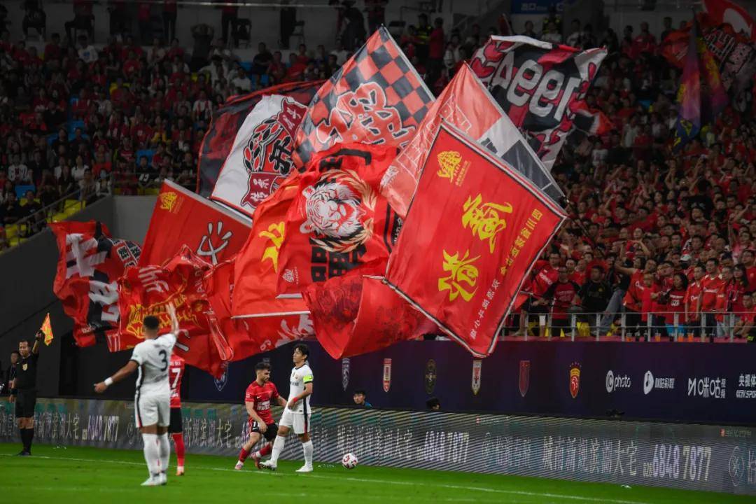 榜(bǎng)首(shǒu)大戰(zhàn)，勝(shèng)！成都蓉城登(dēng)頂(dǐng)