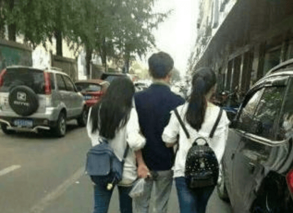 聚焦瞬间！众人圍(wéi)觀(guān)，尴尬搞笑场面引笑料不断