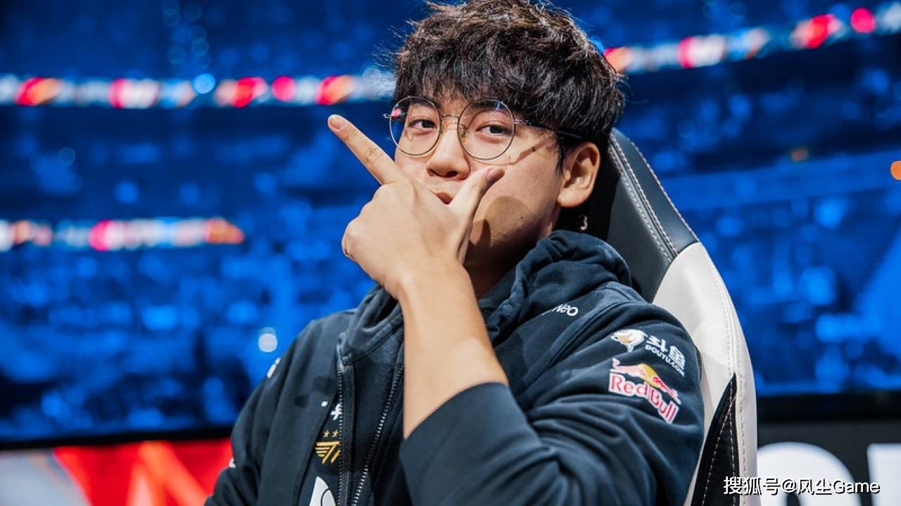 LOL历史最惨冠军AD诞生!临近世界赛被(bèi)粉丝逼宫:不(bù)换人不(bù)买周边