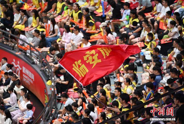 “浙BA”杭州赛区季军赛吸引民众