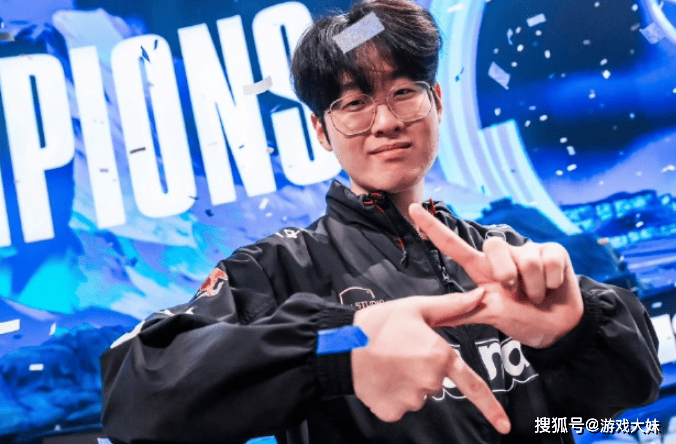 S14冠军皮肤开始宣传，zeus却被区别对待，登录页面被故意遮挡