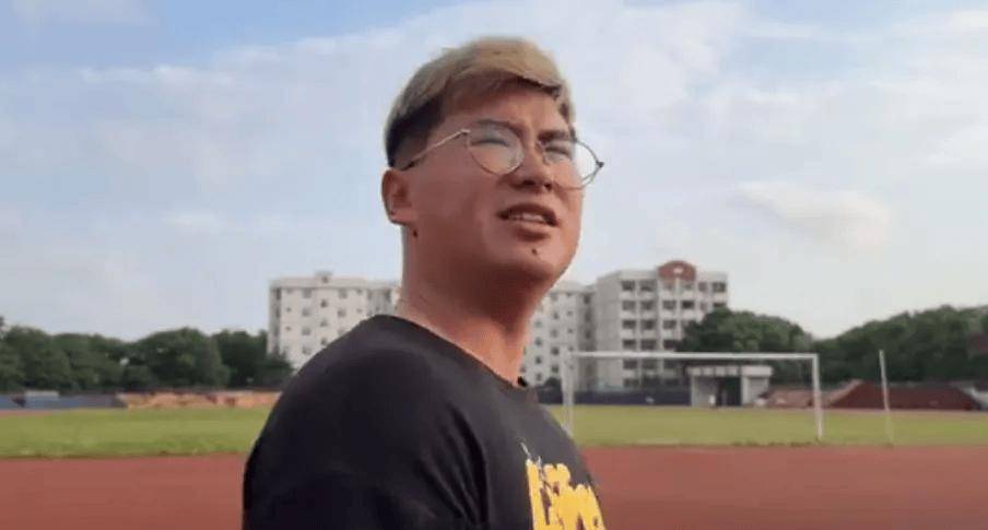 冠军选手退役后干起搬运工