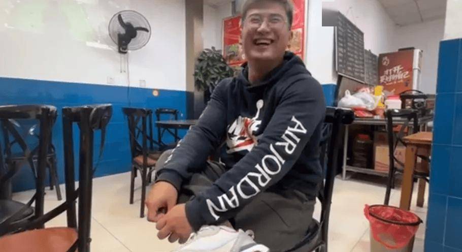 冠军选手退役后干起搬运工