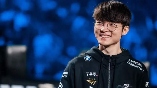 LOL传奇加冕(miǎn)殊(shū)荣，十(shí)年(nián)最佳力(lì)压众多电竞選(xuǎn)手，LPL最可敬的对手！