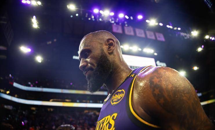 雷吉·米勒(lēi)看走眼？詹姆斯(sī)场均14分变24.4分，湖人队內(nèi)排名(míng)第(dì)二！