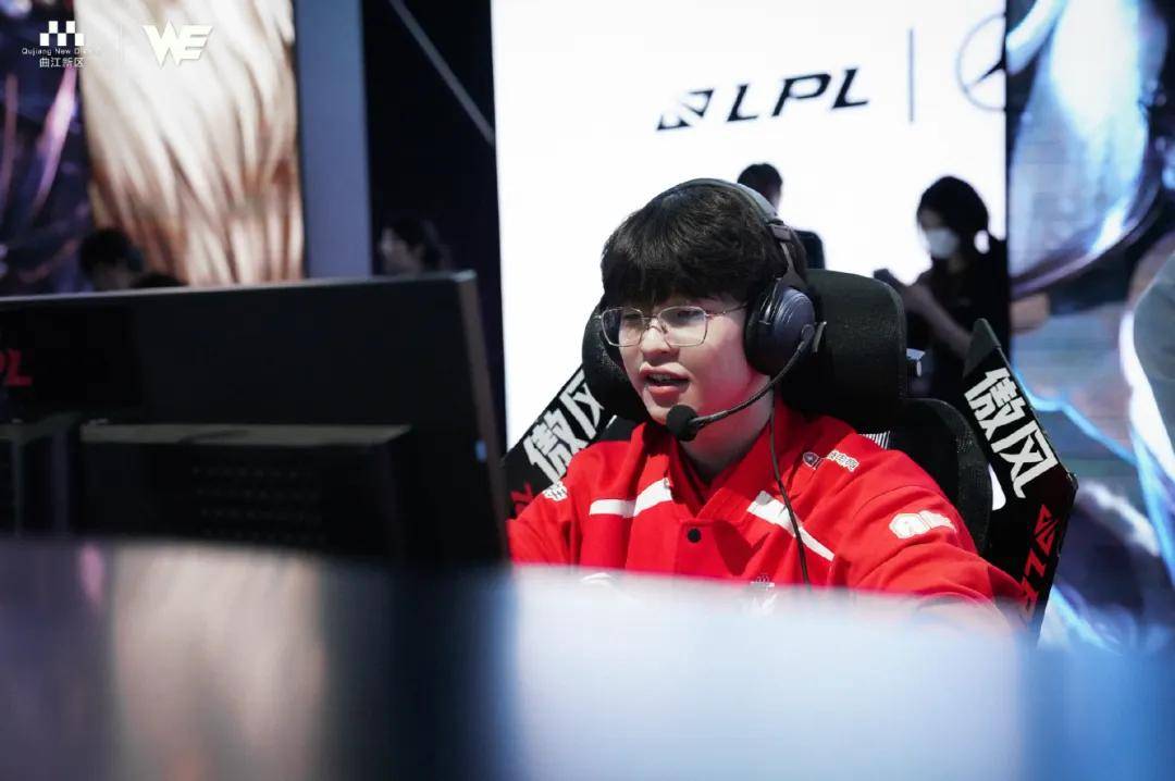 他(tā)因菜被嘲LPL的小天才，今被LOL第一巴(bā)德(dé)王(wáng)附体！