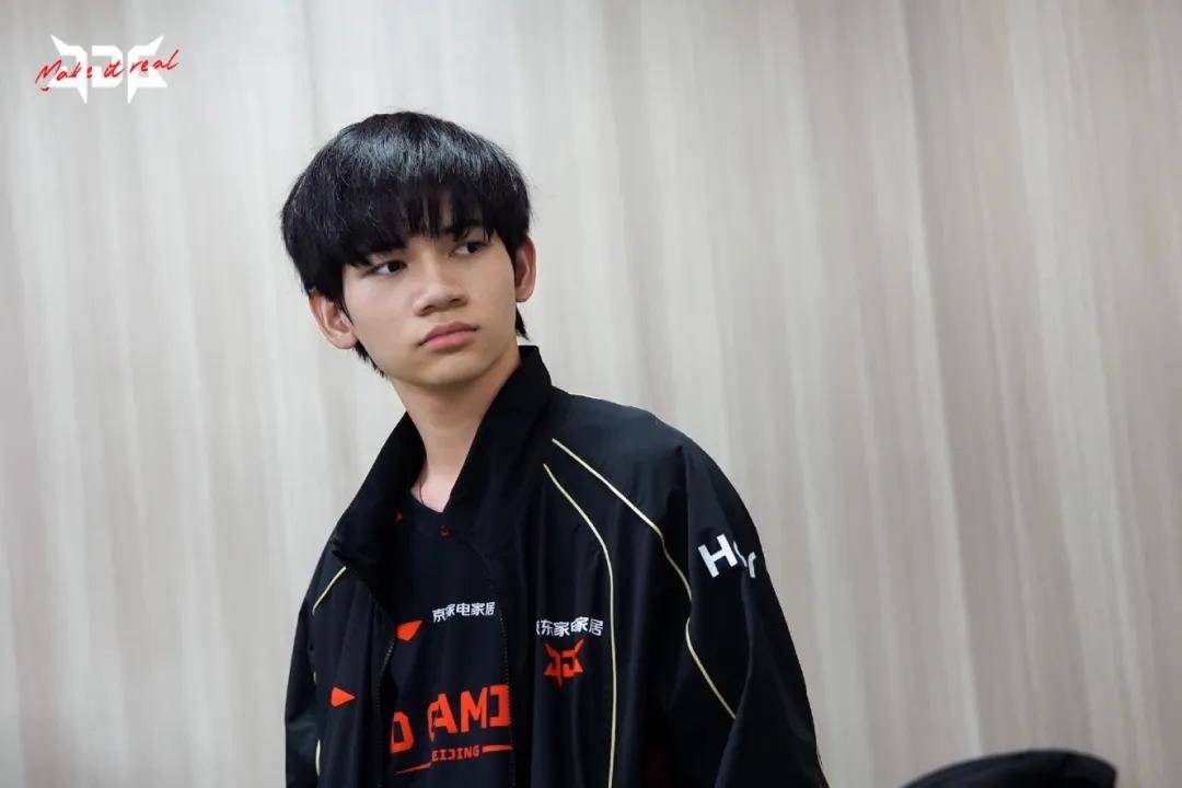 他(tā)因菜被嘲LPL的小天才，今被LOL第一巴(bā)德(dé)王(wáng)附体！